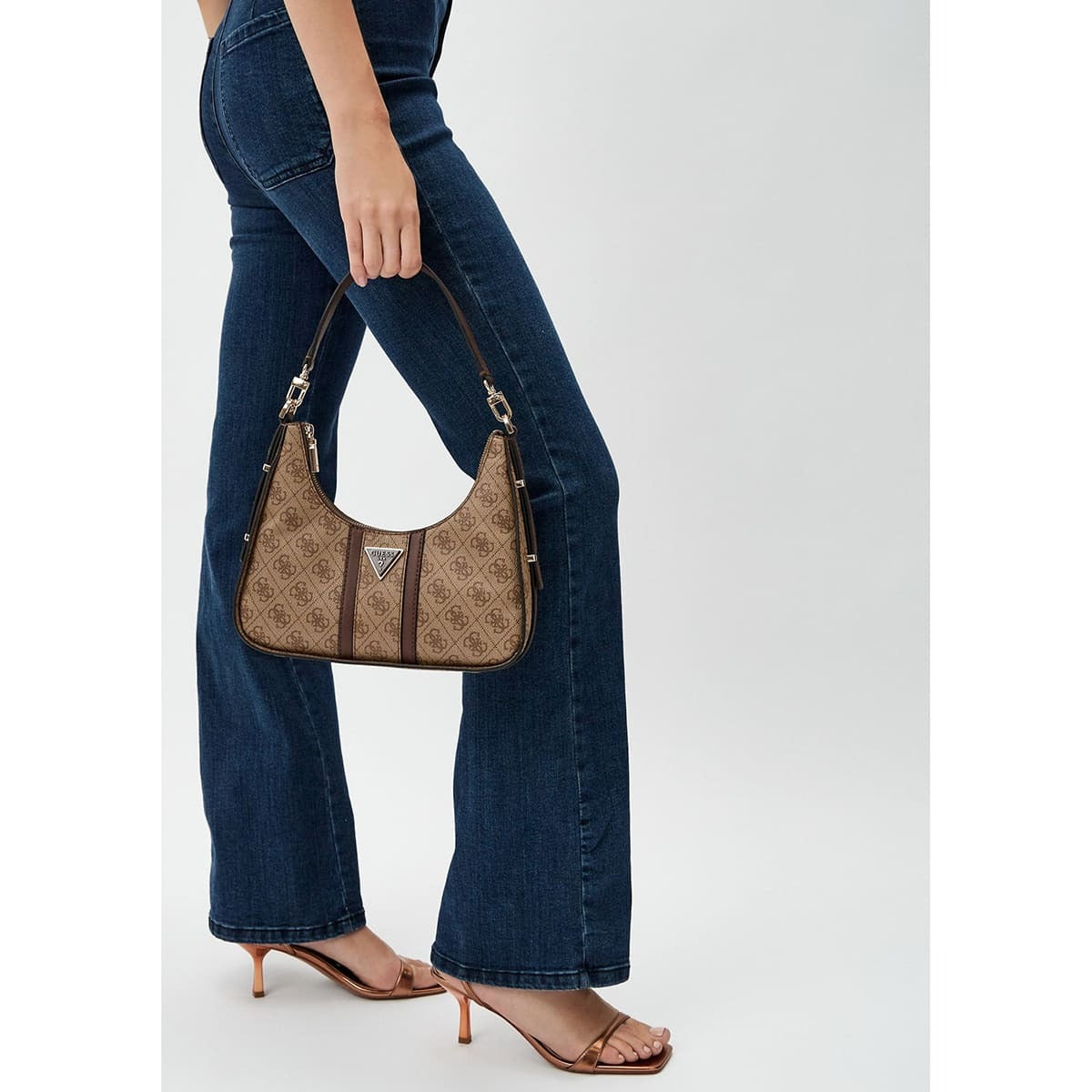 حقيبة كتف نسائية من جيس Guess ، لون بني فاتح ، شعار لاتيه ، موديل Hwsg9000180