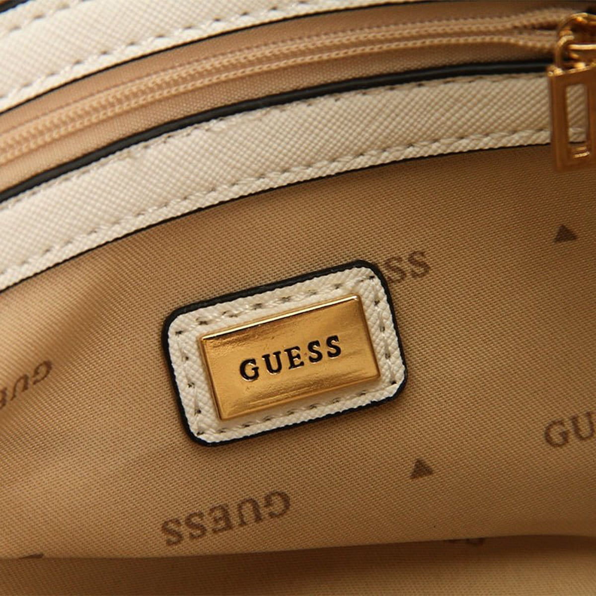 حقيبة كتف نسائية بيضاء من Guess ، موديل Hwzg78 79180