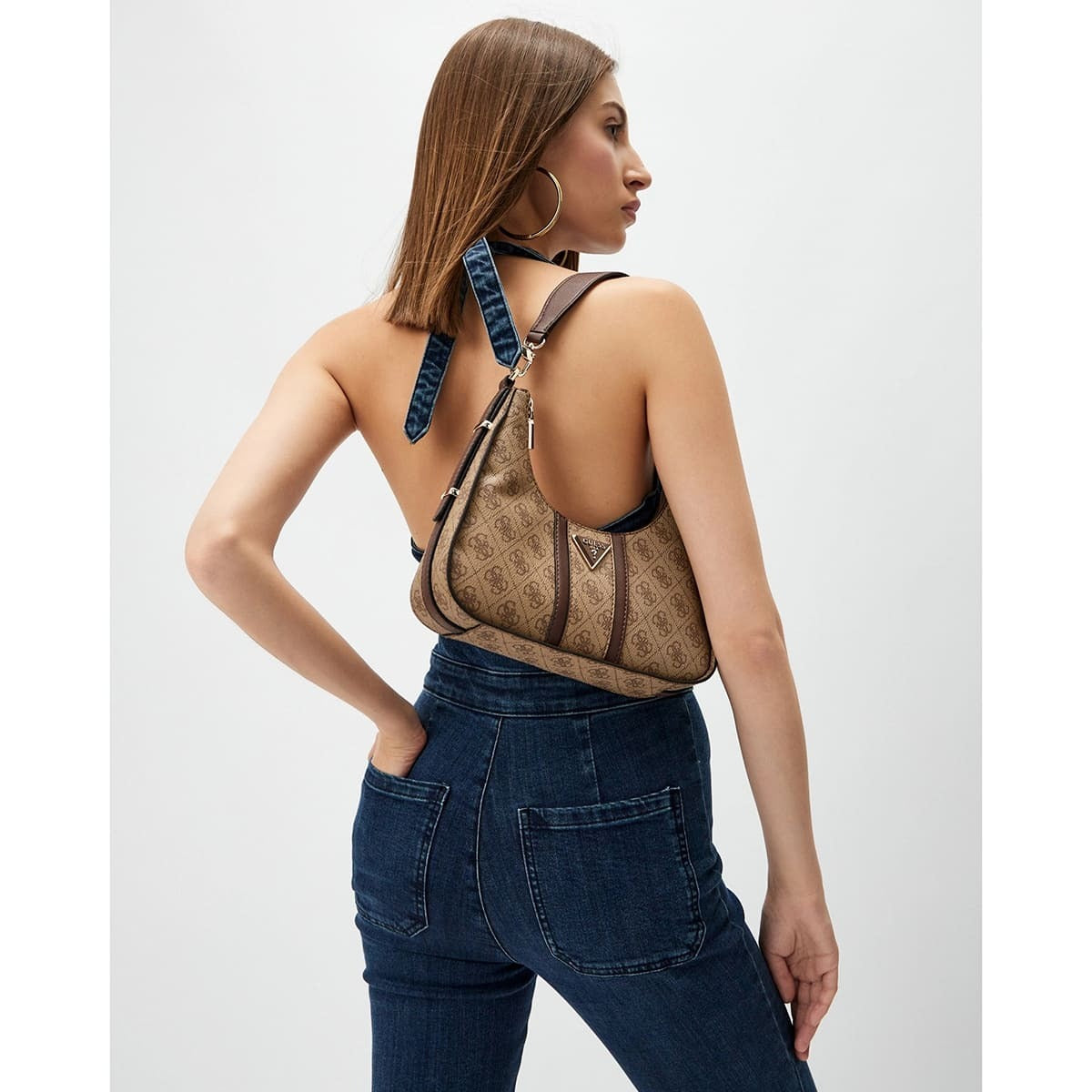 حقيبة كتف نسائية من جيس Guess ، لون بني فاتح ، شعار لاتيه ، موديل Hwsg9000180