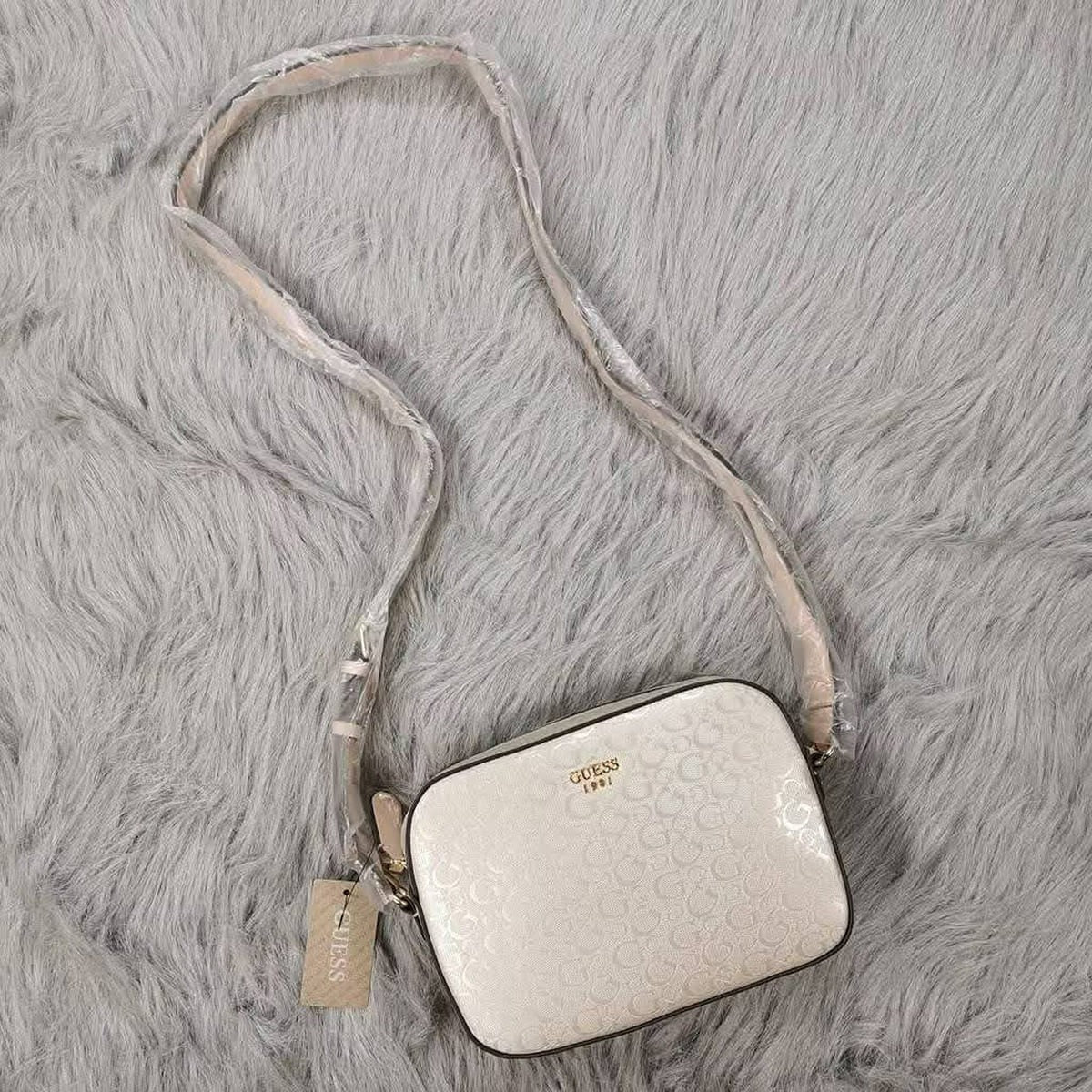 حقيبة كروسبودي بيضاء من جيس Guess للنساء طراز H2000029517624