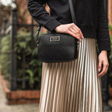 حقيبة كروسبودي سوداء من جيس Guess للنساء موديل Hwvd66 91120Bla