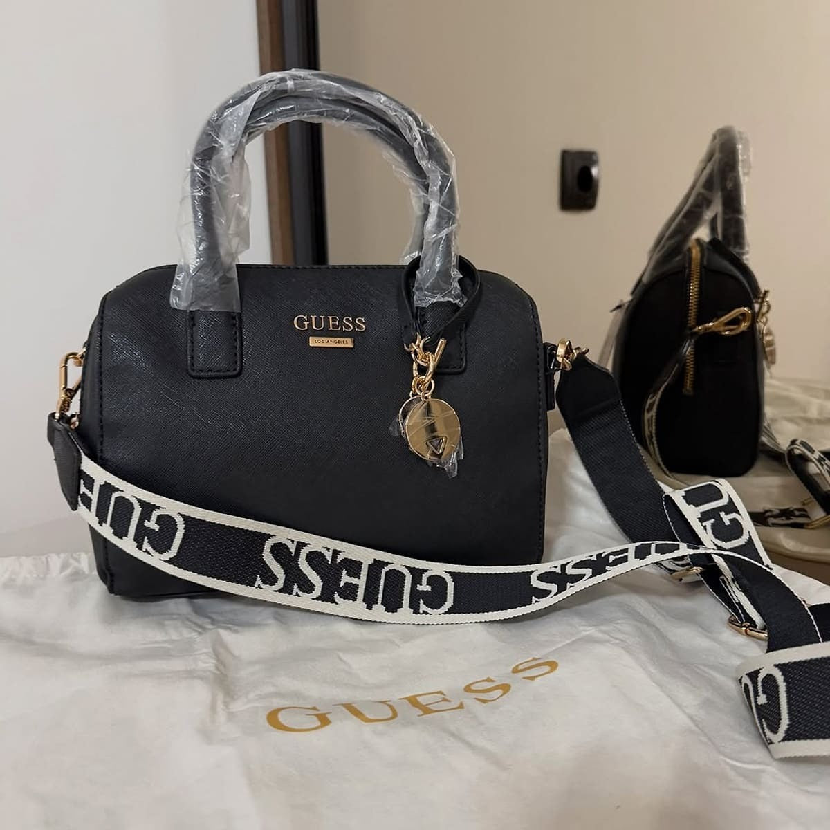 حقيبة كروس بودي سوداء من جيس Guess للنساء ، موديل SF943608