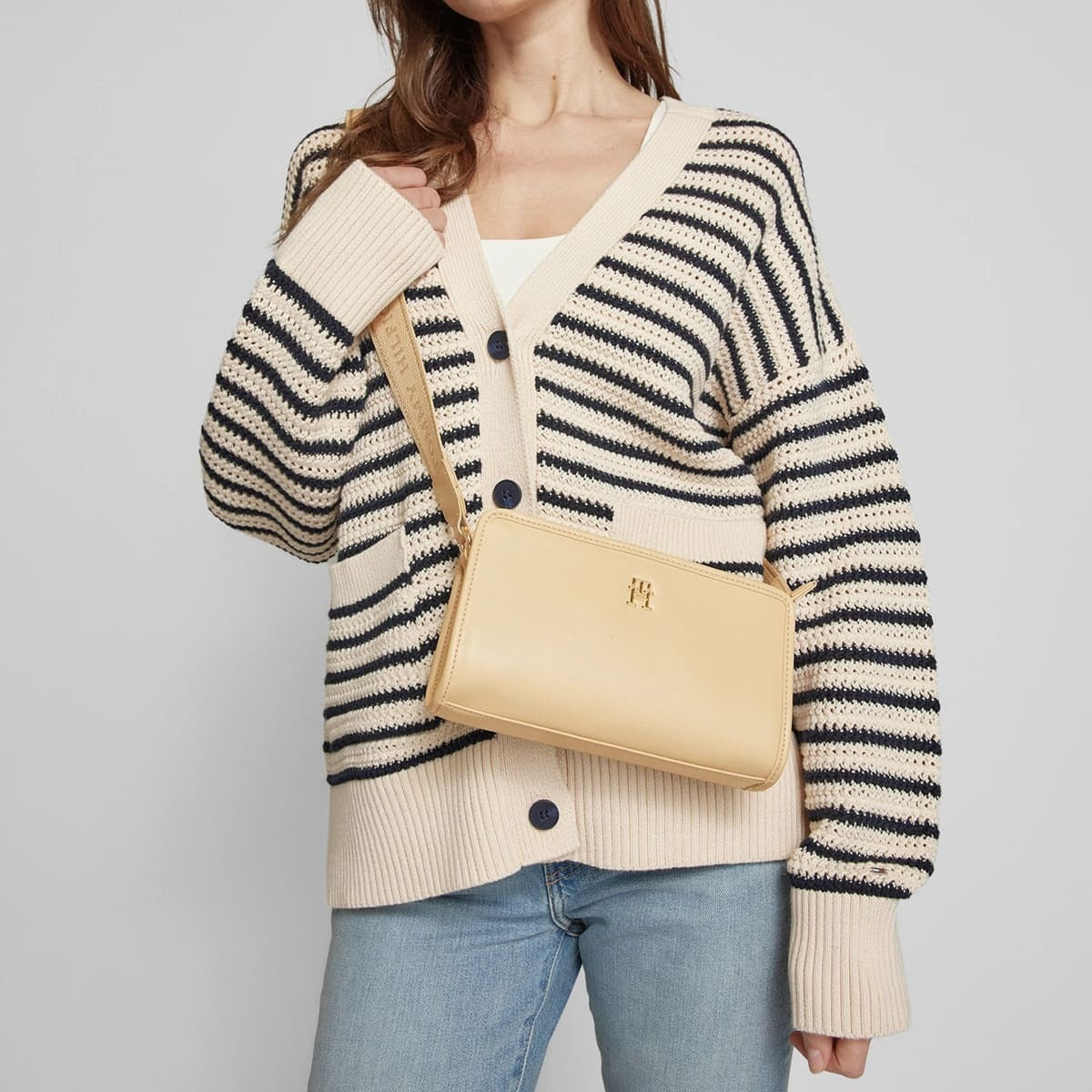 حقيبة كروس بودي نسائية بيج من تومي هيلفيغر Aw0Aw16163