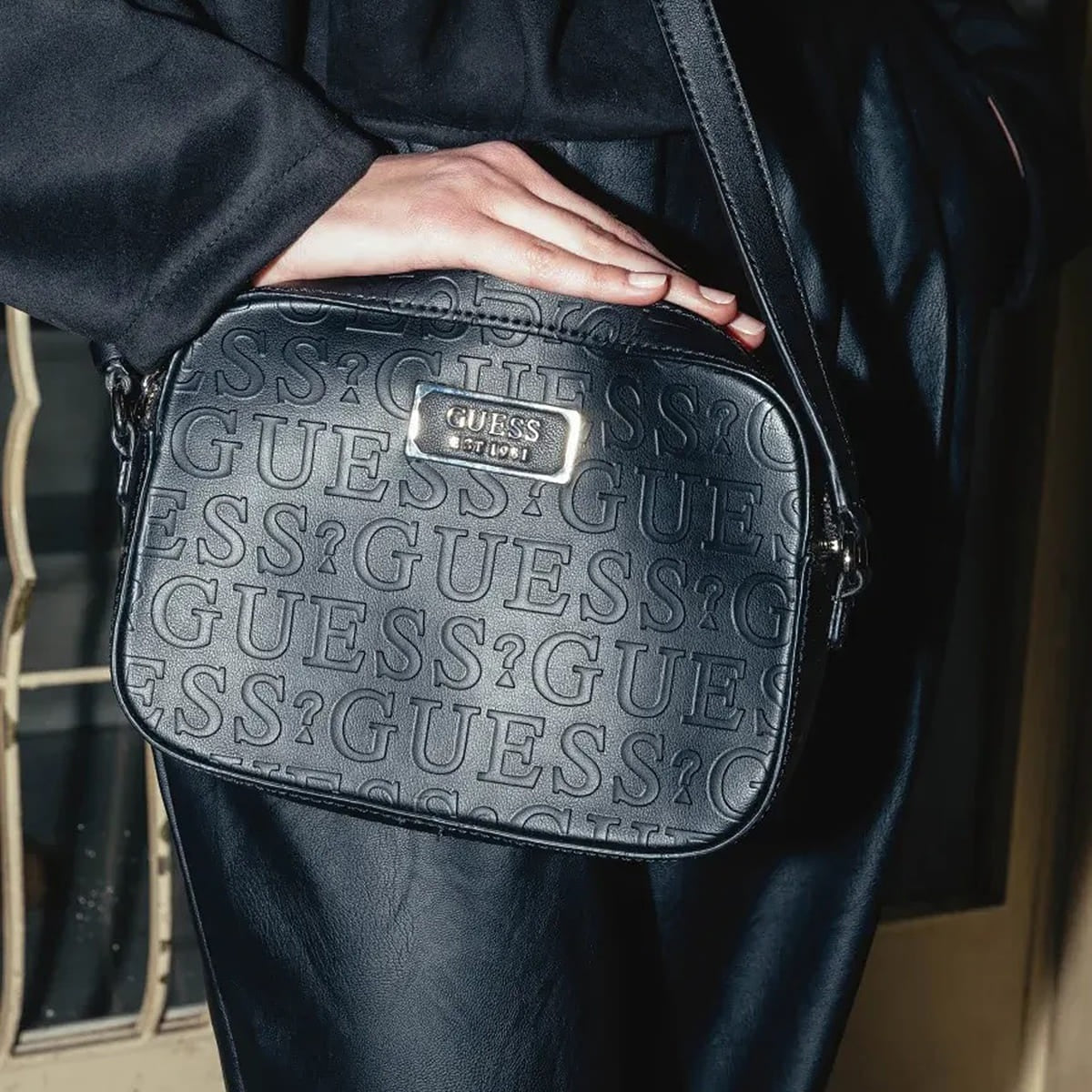 حقيبة كروسبودي سوداء من جيس Guess للنساء موديل Hwvd66 91120Bla