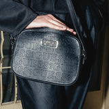 حقيبة كروسبودي سوداء من جيس Guess للنساء موديل Hwvd66 91120Bla