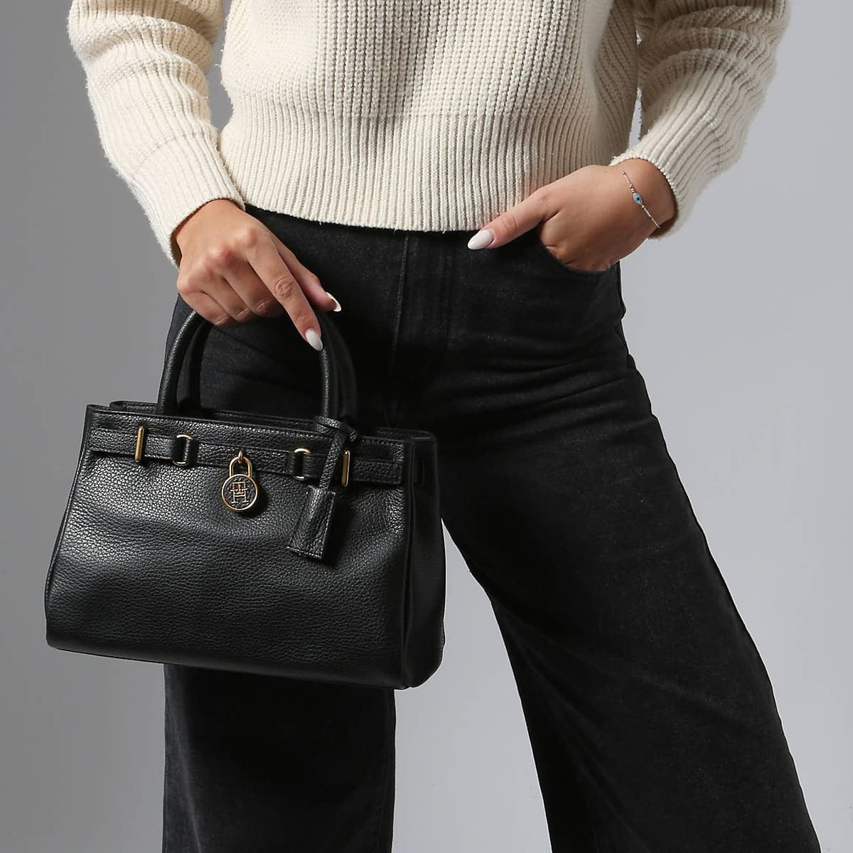 حقيبة كتف نسائية سوداء من تومي هيلفيغر Aw0Aw17926