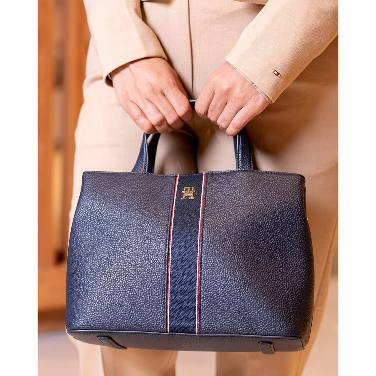 حقيبة يد نسائية زرقاء من تومي هيلفيغر Aw0Aw16873